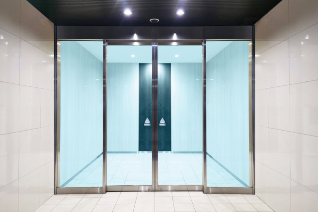 オフィスのエントランスの修理