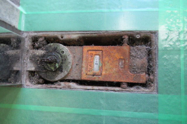 フロアヒンジ交換